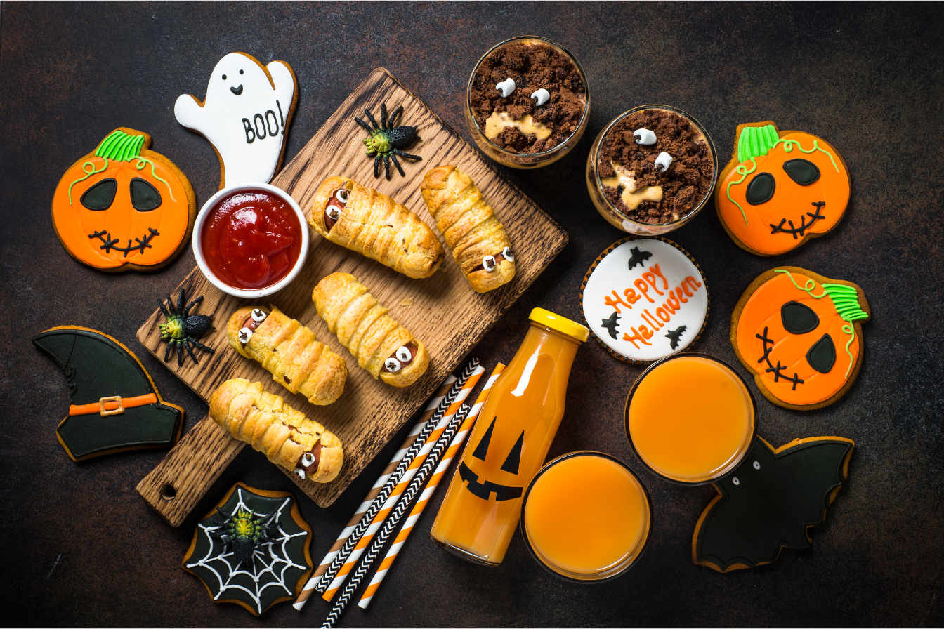 Halloweenowe przekąski i napoje na udekorowanym stole